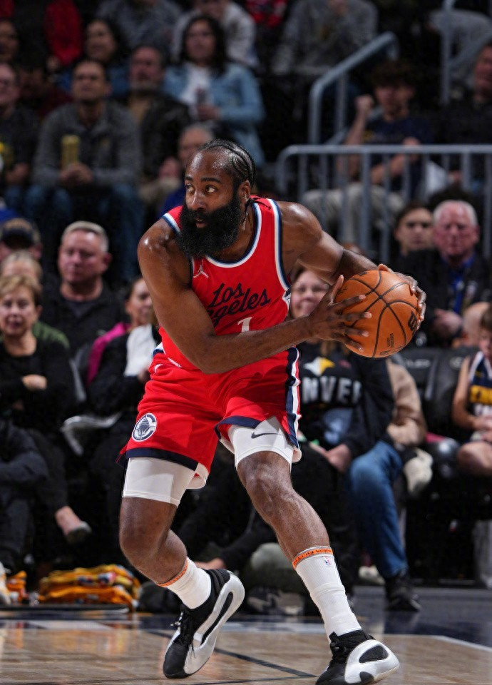 今夜NBA常规赛焦点战，费耶诺德篮板制胜，媒体盛赞，球探报告显示潜力的简单介绍